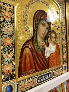Рукописная Казанская икона с резьбой модерн 65 (Размер 30*36 см)